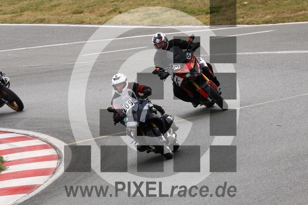 0209-20240910_07458 | Schöne Erinnerungen an spannende Momente - das festzuhalten ist unser Job. PIXELrace.de ist seit 2003 auf den Rennstrecken Europas unterwegs um die Action draußen beim Fahren und die wunderbare Stimmung imm Fahrerlager für euch einzufangen.