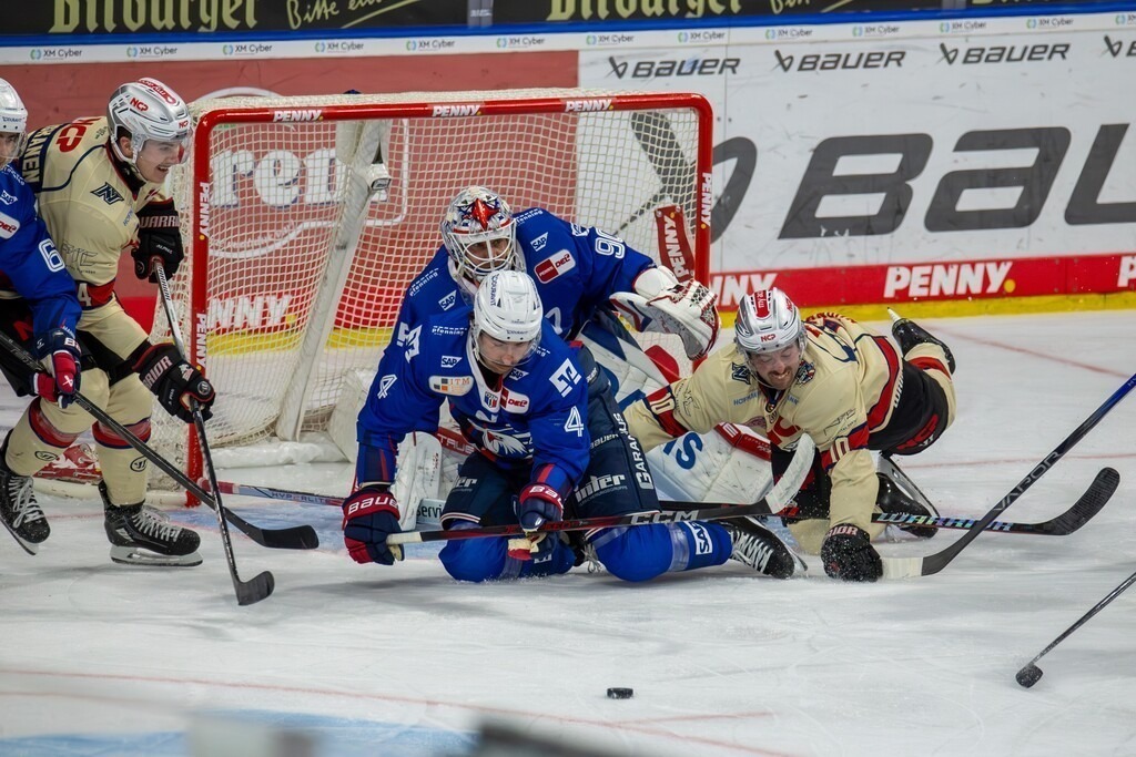 DEL, Deutsche Eishockey Liga Saison 2024/25, 15. Spieltag: Adler Mannheim gegen Nürnberg Ice Tigers. Bild: Viel Trubel vor dem Tor der Adler | DEL, Deutsche Eishockey Liga Saison 2024/25, 15. Spieltag: Adler Mannheim gegen Nürnberg Ice Tigers. Bild: Viel Trubel vor dem Tor der Adler - Realisiert mit Pictrs.com