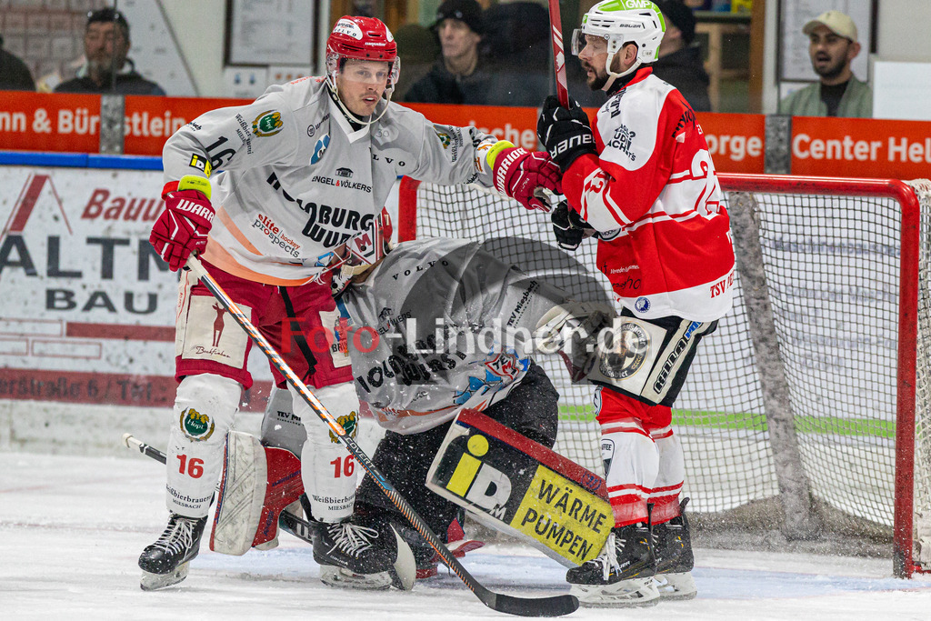 Halbfinale Spiel 1 TSV Peißenberg Miners vs TEV Miesbach | Eishockey Bayernliga Playoffs 2023/2024, Halbfinale Spiel 1 TSV Peißenberg Miners vs TEV Miesbach, 20240308,
Vor dem Tor,
2024-03-08 in Peißenberg (Eisstadion)
Asselin Patrick (TEV 16), 31 Philip LEHR (TEV Goalie 31), 23 Dejan VOGL (Miners 23)
Copyright: WolfgangxLindner foto-lindner.de