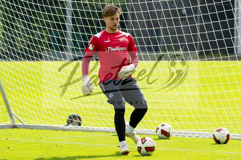 20260909_TRAOSN_0347 | Fußball, Herren: Torhüter Niklas Sauter (VfL Osnabrück) in Aktion, am Ball, Einzelaktion beim Training des VfL Osnabrück am 09.09.2026 im Sportpark Illoshöhe in Osnabrück, Deutschland.(Foto von Nico Paetzel) - Realisiert mit Pictrs.com