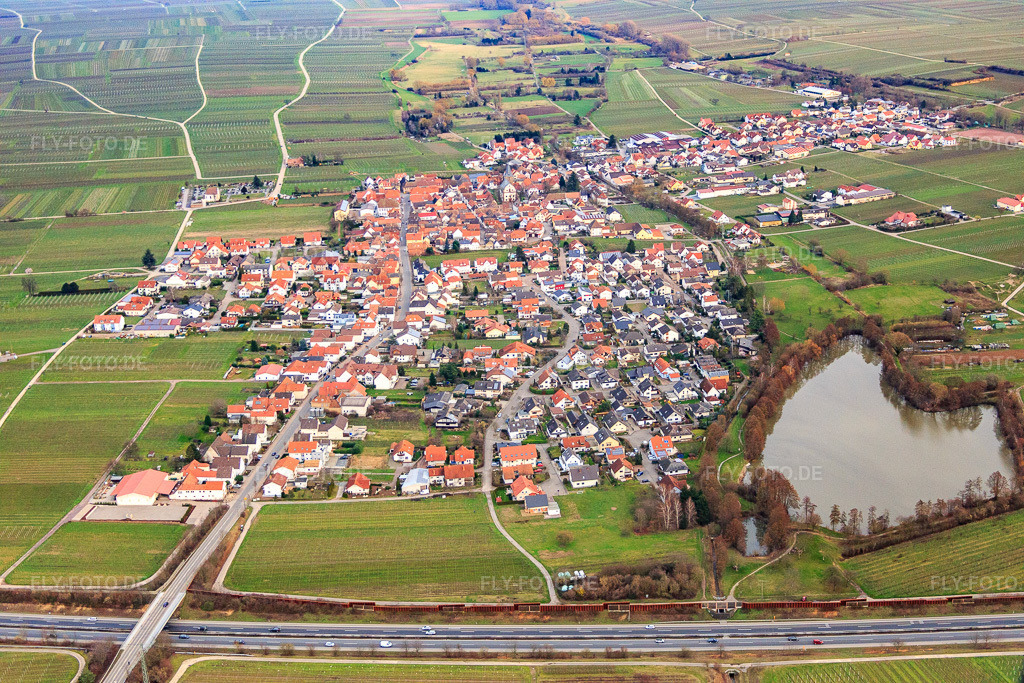 Luftbild: Ortsansicht jenseits der A65 aus Westen in Kirrweiler im Bundesland Rheinland-Pfalz in Deutschland. Foto: IMG_086160.jpg vom 12.02.2016 durch Werner Riehm/FLY-FOTO.de