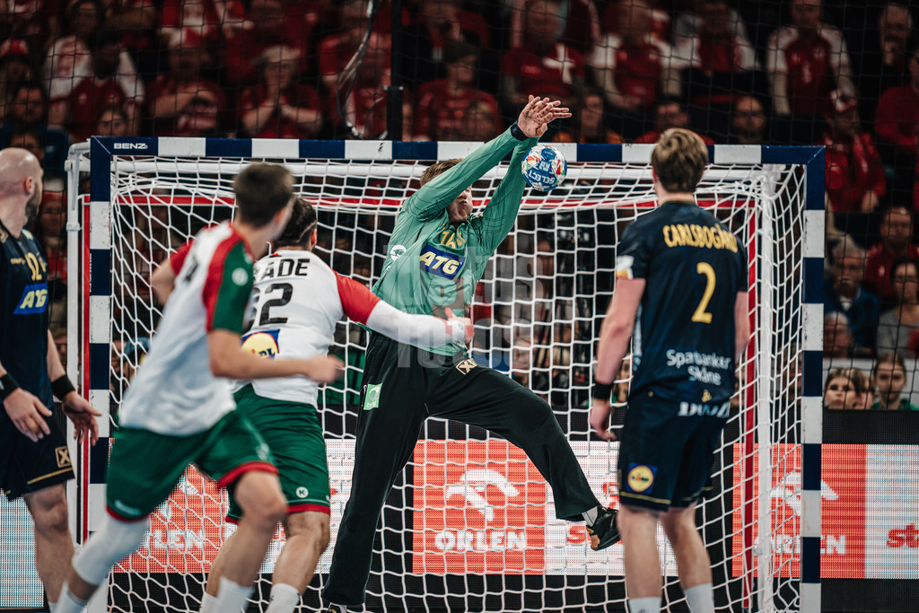 Handball | Herren | EHF EURO 2024 | European Championshop Men 2024 Final Tournament | Schweden vs. Portugal | 21.01.2024 | Tobias Alexander Gustav Thulin (#16, Schweden, SWE) pariert den Ball von Luis Frade (#82, Portugal, POR)