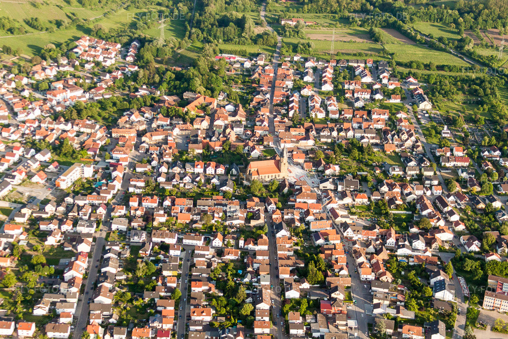 Luftbild: Ortsansicht der Straßen und Häuser der Wohngebiete in Rauenberg im Bundesland Baden-Württemberg in Deutschland. Foto: IMG_27759.jpg vom 24.05.2010 durch Werner Riehm/FLY-FOTO.de