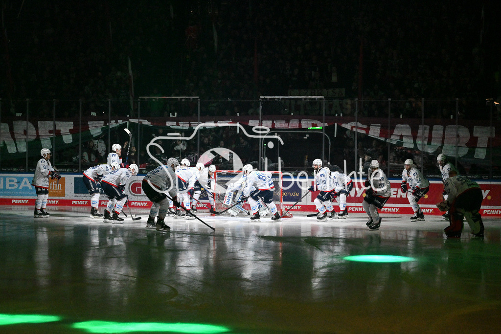 Augsburger Panther - Adler Mannheim | Das Team aus Mannheim motiviert sich vor der Partie / DEL: Augsburger Panther - Adler Mannheim, Curt Frenzel Stadion am 16.02.2025