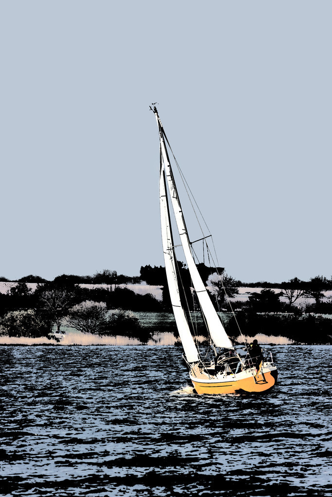 Photoart: Segelboot auf der Schlei | Dieses Wandbild im Querformat zeigt ein Segelboot auf der Schlei. Die Farben sind deutliche reduziert. Somit erhalten Sie ein exklusives Kunstwerk der Schleiregion.  - Realized with Pictrs.com