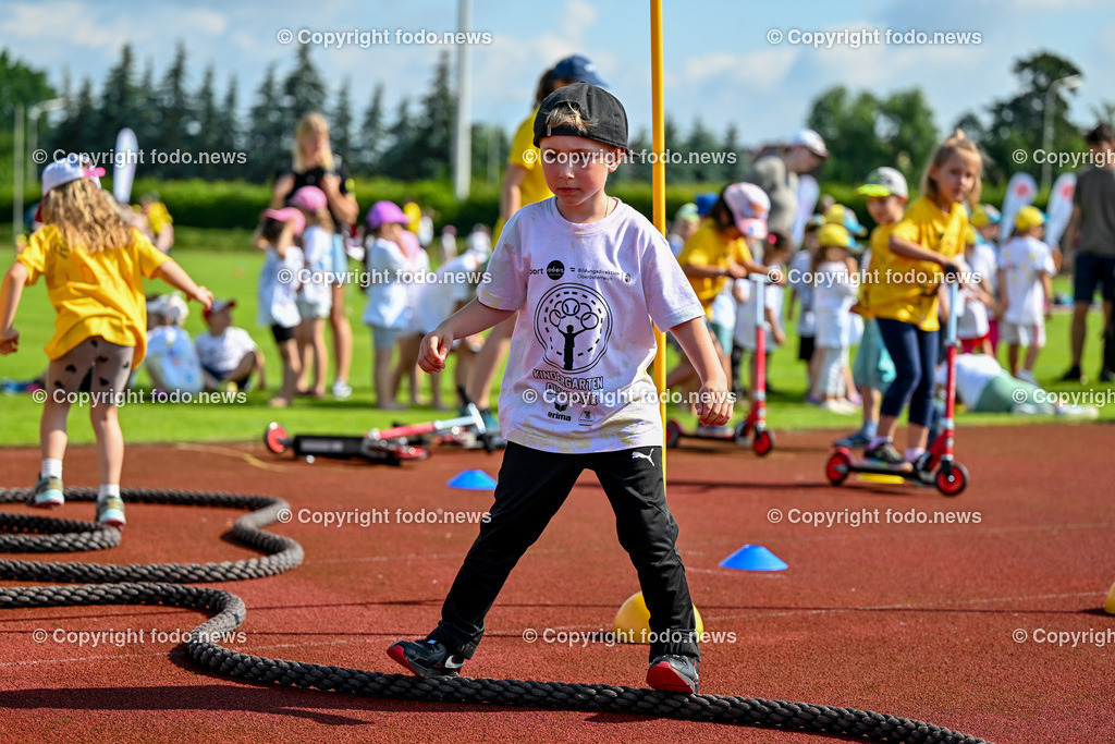 Kindergarten Olympiade 2024_ Stadion Traun_ 07.06.2024-42 | 07.06.2024, Stadion der Stadt Traun, AUT, Kindergarten Olympiade 2024, im Bild Kinder, Hindernis, Fussball, Laufen, Action