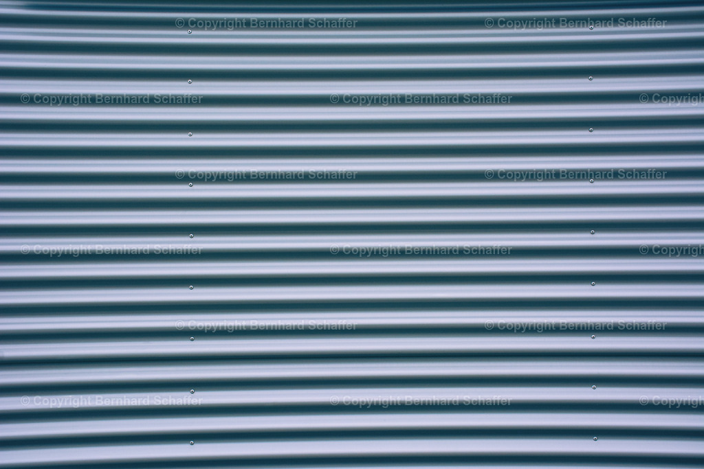 BACKDROP - Wellblech Rolltor | Ein Rolltor einer Halle aus Wellblech / Metall - Realisiert mit Pictrs.com