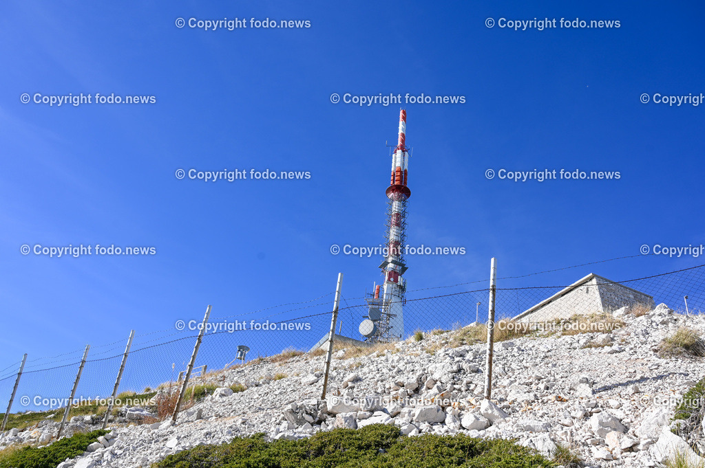 Kroatien_ Biokovo Naturpark_ 13.10.2023-40 | 13.10.2023, Kroatien, HRV, Naturpark Biokovo im Bild Naturpark Biokovo, Skywalk, Sv. Jure, St. George

Der Park erstreckt sich über eine Flaeche von 19.550 Hektar und umfasst einen circa 30 km langen und bis zu 7 km breiten, sich in nordwestlich-suedoestlicher Richtung erstreckenden Teil des Biokovo-Gebirges von Dubci bis nach Gornja Igrane. Er umfasst das Teilgebiete der Staedte Makarska und Vrgorac sowie der Gemeinden Baška Voda, Brela, Podgora, Šestanovac, Tučepi, Zadvarje und Zagvozd. Der Park liegt auf einer Hoehe von 200 bis 1762 m. i. J.; der Sveti Jure (Heiliger Georg) als hoechster Berg des Parks ist zugleich der zweithoechste Gipfel in Kroatien.
Quelle: Wikipedia
