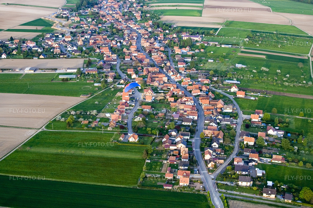 Vue aérienne: Champs agricoles et terres arables à Eschbach dans le département Bas Rhin, France. Photo: IMG_10689.jpg prise le 04/05/2008 par Werner Riehm/FLY-FOTO.eu – Résolution de l'original: 3232 x 2154 px