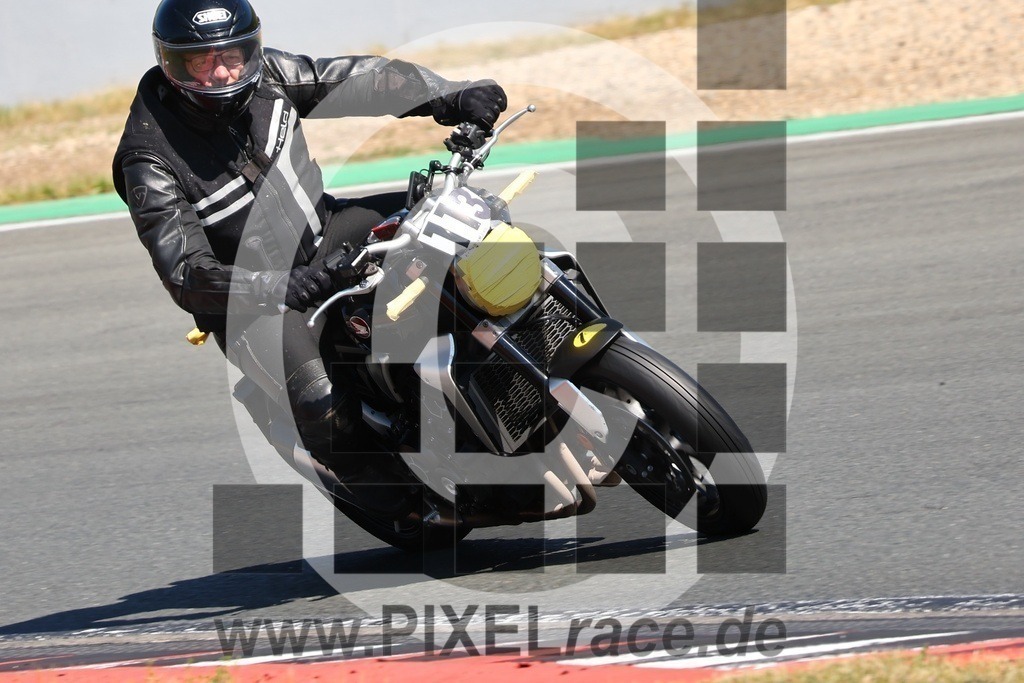 0113-20240513_02605 | Schöne Erinnerungen an spannende Momente - das festzuhalten ist unser Job. PIXELrace.de ist seit 2003 auf den Rennstrecken Europas unterwegs um die Action draußen beim Fahren und die wunderbare Stimmung imm Fahrerlager für euch einzufangen.