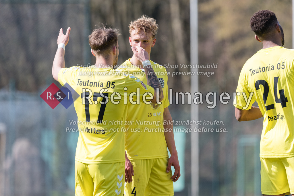 Fußball, Saison 2022/23, LOTTO-Pokal, WTSV Concordia - FC Teutonia 05, Sportpark Hinschenfelde (Hamburg), 10.04.2023, Halbfinale | Ole Wohlers (#17, Teutonia) diskutiert mit Leonard August Brodersen (#4, Teutonia)