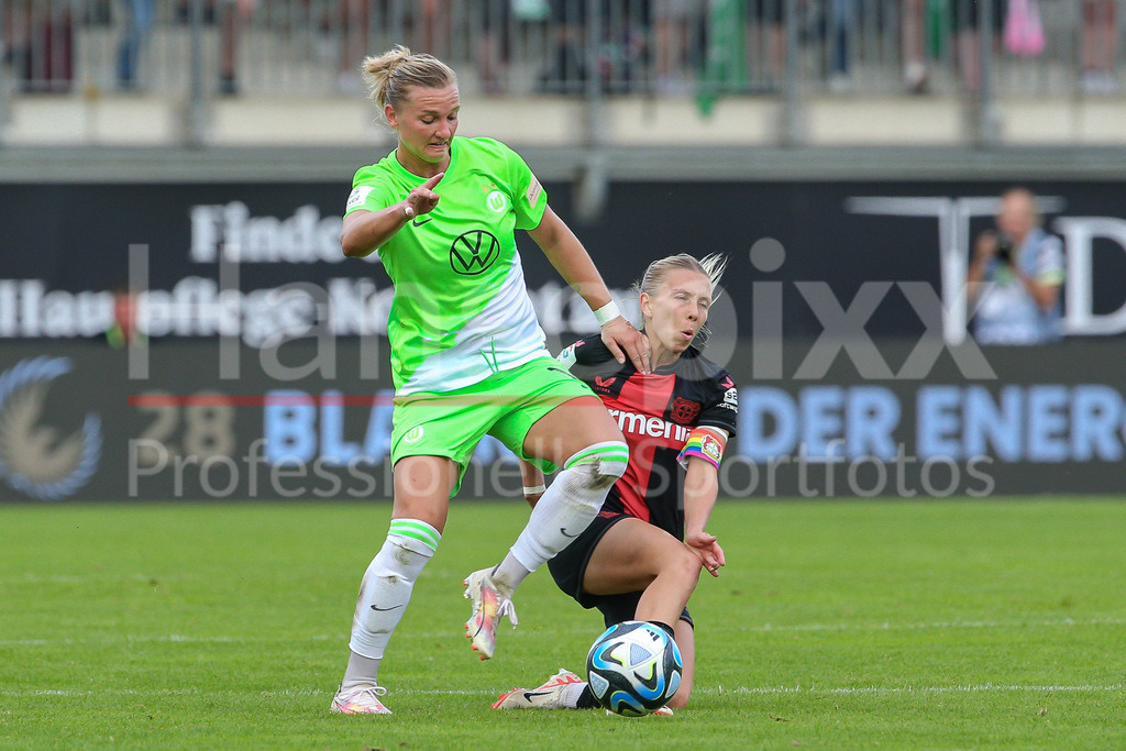Fussball, Google Pixel Frauen-Bundesliga, VfL Wolfsburg - Bayer 04 Leverkusen | v.li.: Alexandra Popp (Alex Popp, VfL Wolfsburg, 11) und Elisa Senß (Senss, Bayer 04 Leverkusen, 6) im Zweikampf, Duell, Dynamik, Aktion, Action, Spielszene, DIE DFB-RICHTLINIEN UNTERSAGEN JEGLICHE NUTZUNG VON FOTOS ALS SEQUENZBILDER UND/ODER VIDEOÄHNLICHE FOTOSTRECKEN. DFB REGULATIONS PROHIBIT ANY USE OF PHOTOGRAPHS AS IMAGE SEQUENCES AND/OR QUASI-VIDEO.