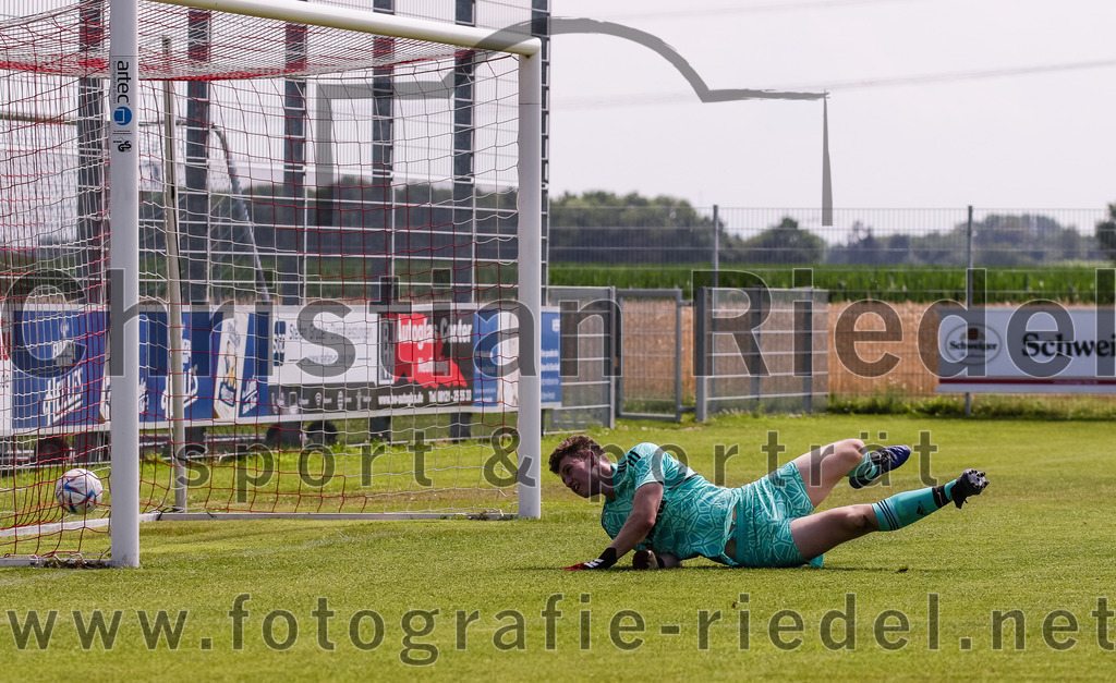 2023-07-08_016_FC_Finsing_gegen_SG_Markt_Schwaben | Finsing, Deutschland, 08.07.2023:
Fußball, Kreisliga 2023 / 2024, Testspiel, FC Finsing gegen SG Markt Schwaben, Endergebnis: 7:0

Tor zum 1:0 durch Andre Huber (FC Finsing, #9)
Torwart Alexander Wasser (SG Markt Schwaben, #1)

Foto: Christian Riedel / fotografie-riedel.net