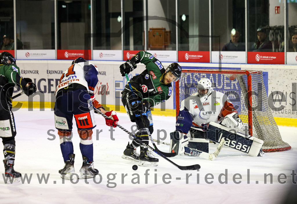 2022-10-23_145_TSV_Erding_gegen_ESC_Kempten | Erding, Deutschland, 23.10.2022:
Eishockey, Bayernliga 2022 / 2023, 7. Spieltag, TSV Erding gegen ESC Kempten, Endergebnis: 

Pascal Kröber (ESC Kempten, #61), Elias Maier (Erding Gladiators, #15), Torwart David Blaschta (ESC Kempten, #1)

Foto: Christian Riedel / fotografie-riedel.net