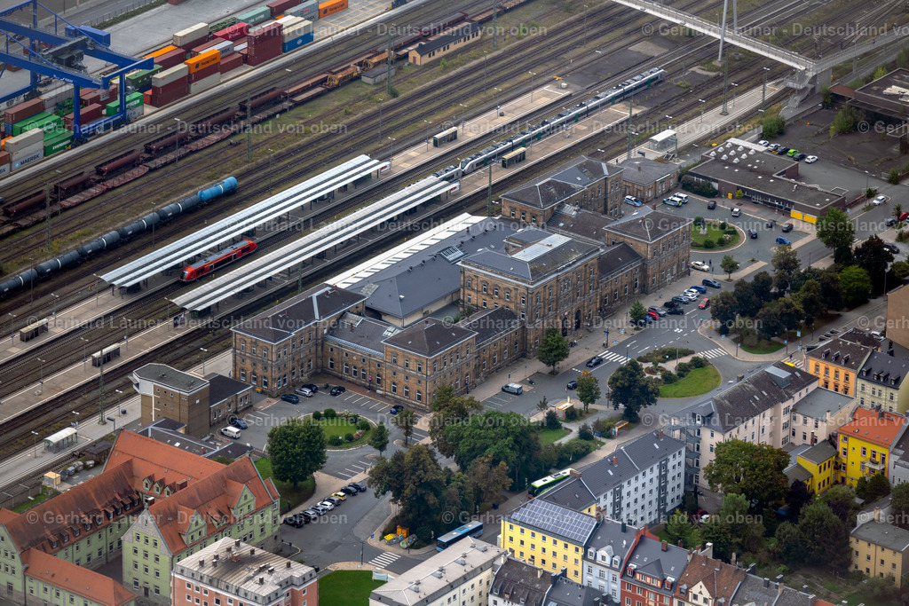 4060339 | HOF 07.09.2021 Gleisverlauf und Gebäude des Hauptbahnhofes der Deutschen Bahn in Hof im Bundesland Bayern, Deutschland. Weiterführende Informationen bei: DB Netz AG,  DB Station &amp; Service AG. // Track progress and building of the main station of the railway in Hof in the state Bavaria, Germany. Further information at: DB Netz AG,  DB Station &amp; Service AG. Foto: Gerhard Launer