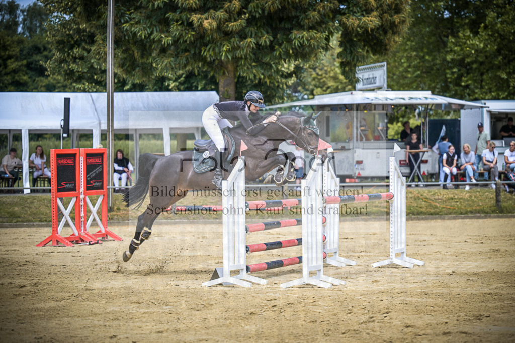 DOS_1486 | Entdecke hochwertige Reitturnierfotos von Foto Oger. Professionell, emotional und authentisch – jetzt Lieblingsmomente im Shop bestellen.Deutschlandweite Turnierfotografie. - Realisiert mit Pictrs.com