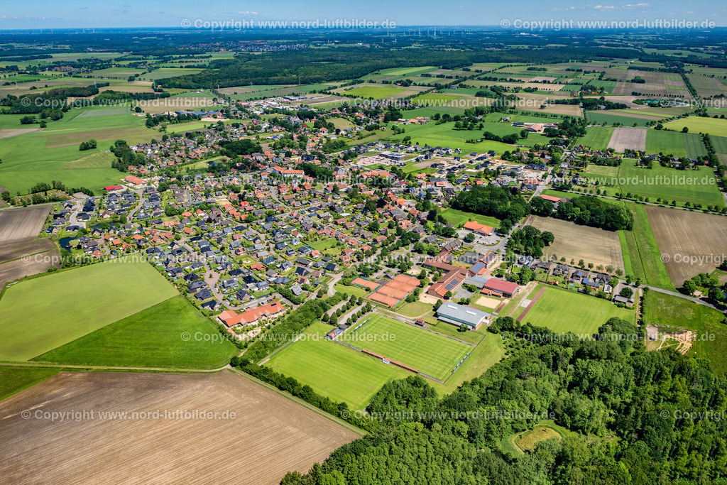 Ahlerstedt_ELS_6671030622 | AHLERSTEDT 03.06.2022 Ortsansicht der Straßen und Häuser der Wohngebiete in Ahlerstedt im Bundesland Niedersachsen, Deutschland. // Town View of the streets and houses of the residential areas in Ahlerstedt in the state Lower Saxony, Germany. Foto: Martin Elsen
