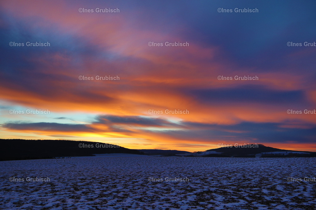 Stoppelfeld im Sonnenuntergang | Lila Lubbenbomm - Artwork by Ines Grubisch - Realisiert mit Pictrs.com