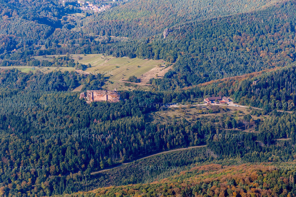 Aerial view: Ruins and remains of Fleckenstein Castle with Café des 4 Châteaux in Lembach in the state Bas-Rhin, France. – Photo: IMG_095076.jpg taken on 10/16/2016 by Werner Riehm/FLY-FOTO.com – Resolution of the original: 5472 x 3648 px