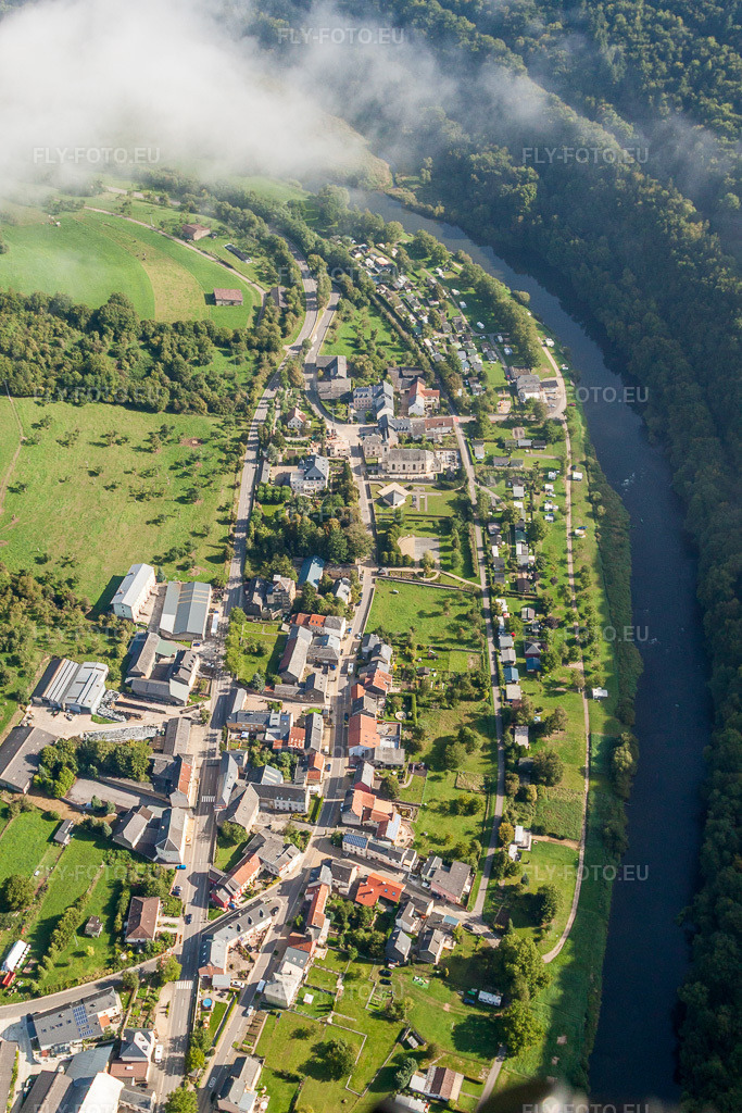 Vue aérienne: Zones riveraines de la Sauer dans le district Born à Bur dans le district de Gréiwemaacher à Born dans le département Echternach, Luxembourg. Photo: IMG_33632.jpg prise le 11/09/2010 par Werner Riehm/FLY-FOTO.eu – Résolution de l'original: 3168 x 4752 px