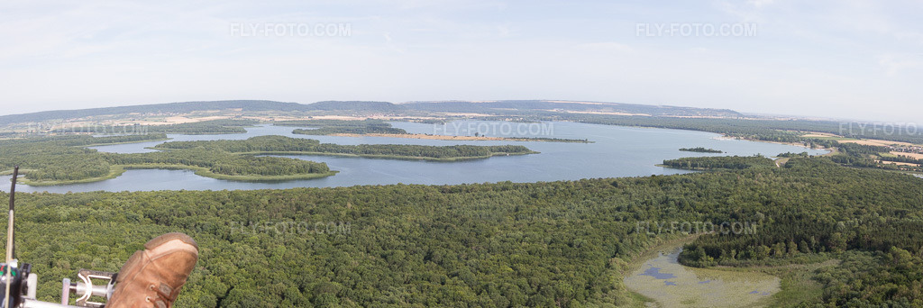 Aerial view: Lac de Madine in Lahayville in the state Meuse, France. – Photo: IMG_083300-Pano.jpg taken on 07/12/2015 by Werner Riehm/FLY-FOTO.com – Resolution of the original: 8947 x 2990 px