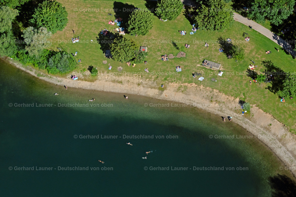4033961 | FREIBURG IM BREISGAU 30.06.2020 Badegäste suchen sommerliche Abkühlung am Uferbereich des See Dietenbachsee im Ortsteil Weingarten in Freiburg im Breisgau im Bundesland Baden-Württemberg, Deutschland. // Bathers look to cool off in summer on the banks of the lake Dietenbachsee in the district Weingarten in Freiburg im Breisgau in the state Baden-Wuerttemberg, Germany. Foto: Gerhard Launer