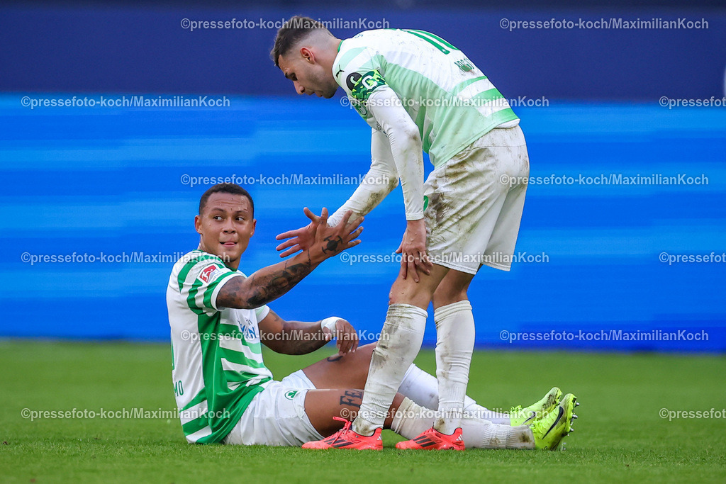 Schalke26102402195 | 26.10.2024, Fußball, FC Schalke 04 - SpVgg Greuther Fürth, 2. Fußball Bundesliga, Veltins-Arena Gelsenkirchen, Saison 2024 2025: Roberto Massimo (Greuther Fürth #11) zusammen mit Branimir Hrgota (Greuther Fürth #10)DFB regulations prohibit any use of photographs as image sequences and or quasi-video.