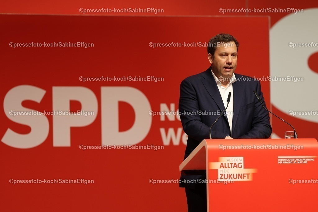 xSEF10052501019 | 10.05.2025, xsefx, Rede des Vizekanzlers und Finanzministers Lars Klingbeil auf dem Landsparteitag der NRWSPD 2025 in der Mercatorhalle in Duisburg mit dem Motto - Aus dem Alltag in die Zukunft