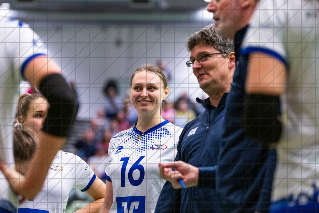 2. VBLF Nord 25/26 | Spiel 4065 | VC Osnabrück vs. TUSA City Girls Düsseldorf | TÖNSING Jolina (VC Osnabrück e.V. #16) in einer Auszeit. //  10.01.26: 2. VBLF Nord 25/26 | Spiel 4065 | VC Osnabrück vs. TUSA City Girls Düsseldorf / Osnabrück / Deutschland  //   CREDIT:www.bullenfotos.de, Martin König, Hörner Weg 40, D-49078 Osnabrück, +4917663732967 // Nutzung und Weitergabe nur zu den vereinbarten Zwecken. Presseanfragen an Ersteller. Alle Rechte beim Ersteller. Honorierung nach MFM. - Realisiert mit Pictrs.com