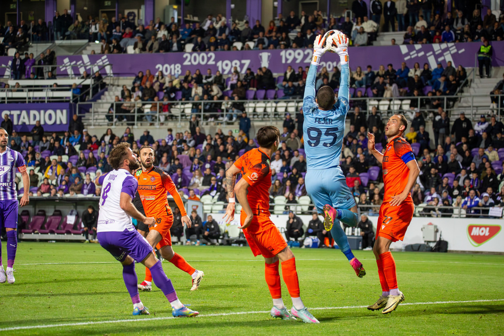 Fußball NB I. (Ungarn) Saison 2024/25, 32. Spieltag: Újpest FC gegen Nyíregyháza Spartacus***Torwart Béla Fejér (95, Spartacus) hat den Ball sicher | Fußball NB I. (Ungarn) Saison 2024/25, 32. Spieltag: Újpest FC gegen Nyíregyháza Spartacus***Torwart Béla Fejér (95, Spartacus) hat den Ball sicher - Realisiert mit Pictrs.com