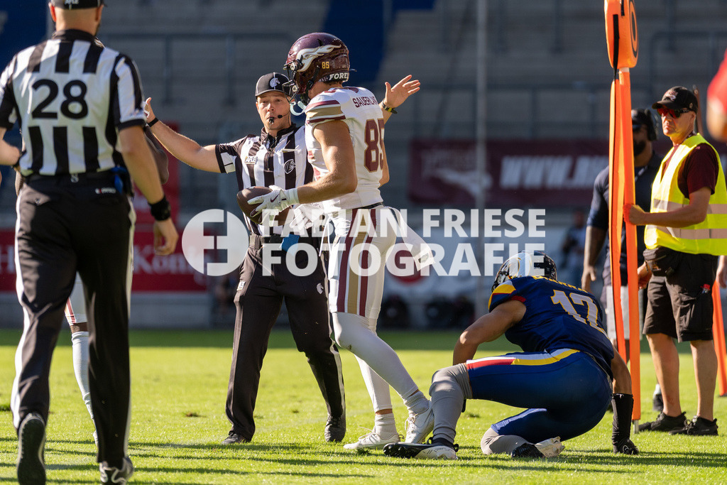 GER Rhein Fire vs. Alpine Rams, American Football, AFLE, Saison 2026, 01.08.2026 | Schiedsrichter pfeifft den Spielzug ab, Tim Sauerland (Rhein Fire, #85) und Matheo Diarra (Alpine Rams, #12),GER Rhein Fire vs. Alpine Rams, American Football, AFLE, Saison 2026, 01.08.2026Foto: Eibner-Pressefoto/Fabian Friese - Realisiert mit Pictrs.com