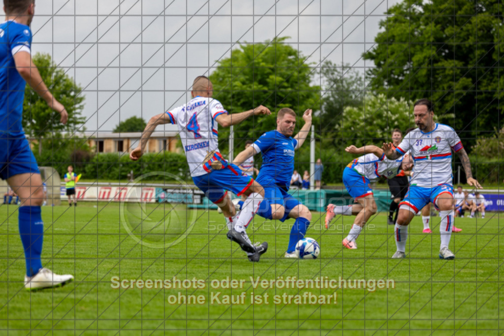 20250601_151555_0114 | #,1.FC Eislingen (blau) vs. AC Catania Kirchheim (weiß), Fußball, Bezirksliga - Bezirk Neckar/Fils, 29. Spieltag, Saison 2024/2025, Rasenplatz, Eichbachstation, Haldenstraße, 73054 Eislingen, 01.06.2025 - 15:00 Uhr,Foto: PhotoPeet-Sportfotografie/Peter Harich