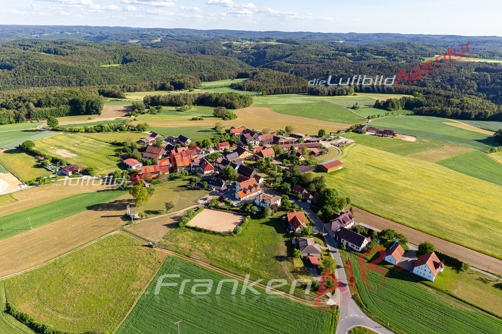 Aktuelles Luftbild von goesseldorf  - Die Luftaufnahme wurde 2020 mittels UL-Flugzeug erstellt ( keine Drohne ) - hochauflösende Kamera-Systeme von  Canon -Beste Qualität - Für grossformatige Ausdrucke geeignet. Die Geschenkidee !