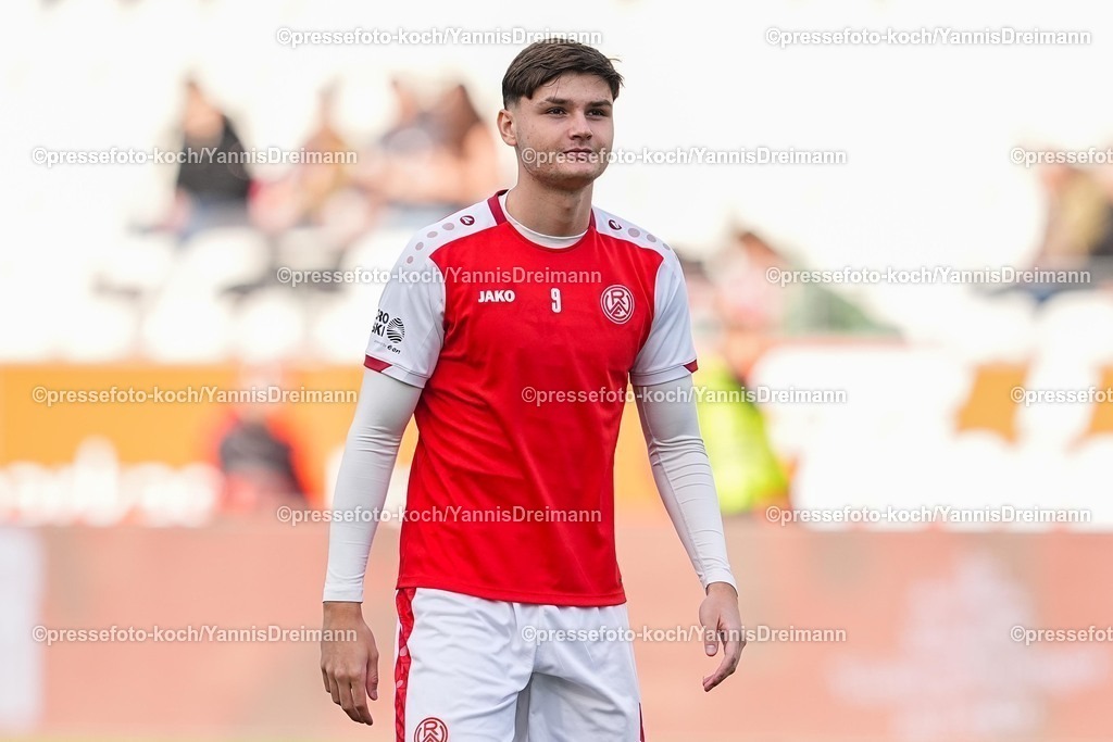 xYDRx18102501173 | 18.10.2025, xydrx, Fußball, 3.Liga, Rot-Weiss Essen - FC Viktoria Köln, Saison 2025 2026, Stadion an der Hafenstraße: Jaka Cuber Potocnik (Rot-Weiss Essen #9)   DFB regulations prohibit any use of photographs as image sequences and or quasi-video.