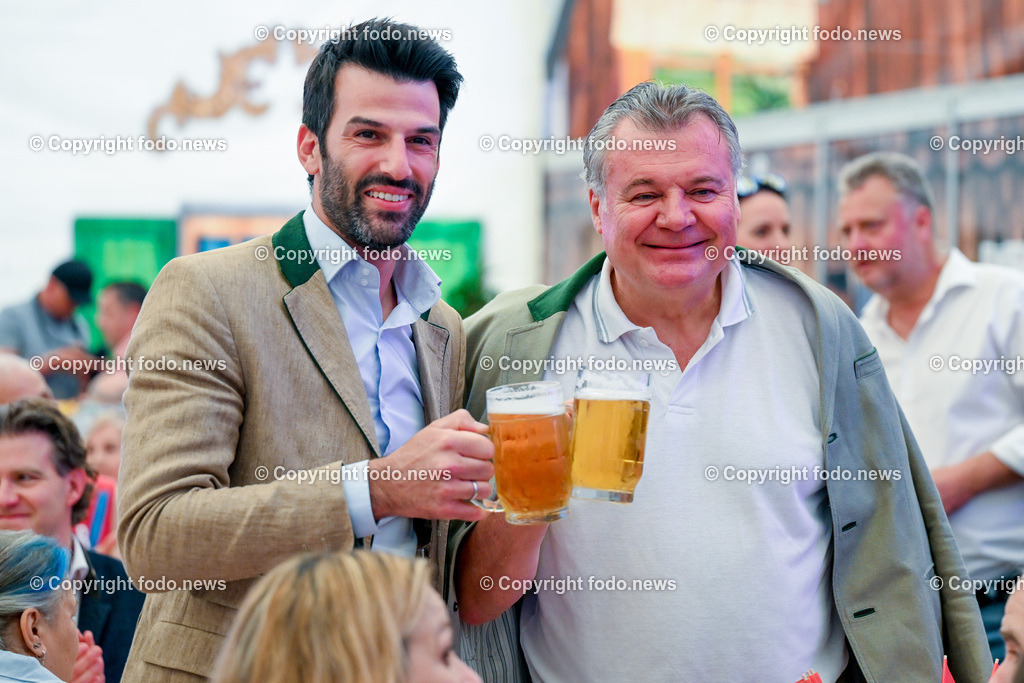 Urfahraner Jahrmarkt_ 1.Mai Kundgebung FPOE_ 01.05.2025-71 | 01.05.2025, Urfahraner Jahrmarkt, AUT, 1.Mai Kundgebung FPOE, im Bild Udo Landbauer (FP, Landeshauptfrau Stellvertreter Noe) und Guenther Steinkellner (FP, Landesrat Ooe)