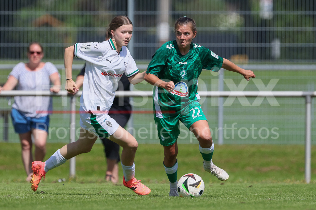 Fussball, Testspiel Frauen, Borussia Mönchengladbach - SV Werder Bremen | v.li.: Chiara Rösener (Borussia Mönchengladbach, 16) und Rieke Dieckmann (SV Werder Bremen, 22) im Zweikampf, Duell, Dynamik, Aktion, Action, Spielszene