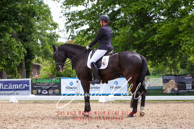 DKP41183 | Turnierfotos kaufen im Webshop von Daniel Kuhl Photography – entdecke professionelle Reitsportfotos aus Turnieren & Events. Hochwertige Turnierbilder online bestellen & sichern. Jetzt Fotos von Reitsportturnieren kaufen!