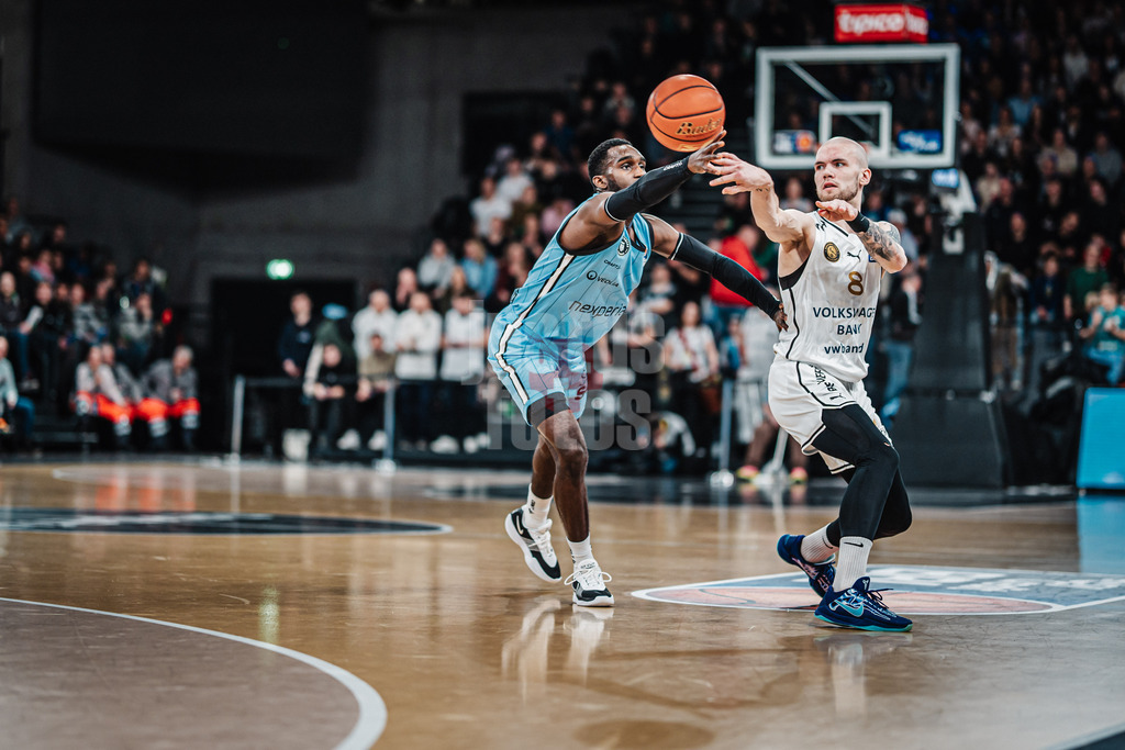 Basketball | Männer | Saison 2024/2025 | easyCredit Basketball Bundesliga | 14. Spieltag | Veolia Towers Hamburg vs. Basketball Löwen Braunschweig | 30.12.2024 | Arnas Velicka (#8, Basketball Löwen Braunschweig) rechts spielt einen Pass vorbei an Rich Osaro (#3, Veolia Towers Hamburg) links