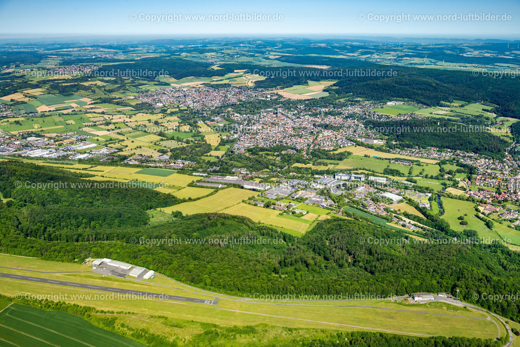 Bad_Pyrmont_ELS_4445050623 | BAD PYRMONT 05.06.2023 Stadtgebiet mit von Wald- und Forstflächen umsäumten Außenbezirken und Innenstadtbereich in Bad Pyrmont im Bundesland Niedersachsen, Deutschland. // Urban area with outskirts and inner city area surrounded by woodland and forest areas in Bad Pyrmont in the state Lower Saxony, Germany. Foto: Martin Elsen