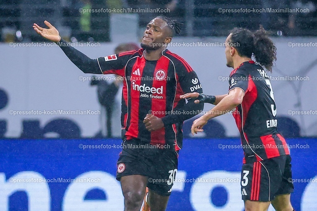 SGE30112501142 | 30.11.2025, Fußball, Eintracht Frankfurt - VfL Wolfsburg, 1. Fußball Bundesliga, 12. Spieltag, Deutsche-Bank-Park (Frankfurt am Main), Saison 2025 2026: Torjubel nach dem Tor zum 1:o durch Torschütze Elfmeter  Michy Batshuayi&nbsp;(Eintracht Frankfurt #30) zusammen mit Arthur Theate&nbsp;(Eintracht Frankfurt #03) DFB Regulations prohibit any use of photographs as image sequences and or quasi-video.