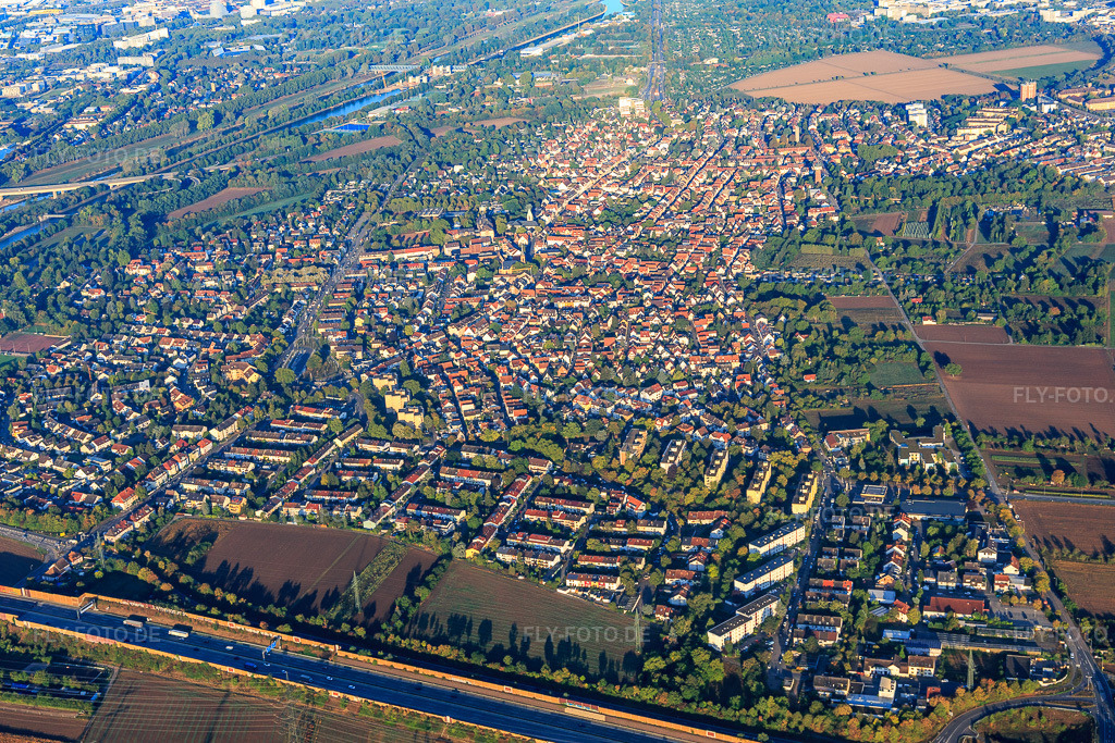 Luftbild: Ortsansicht jenseits der A6 von Osten im Ortsteil Feudenheim in Mannheim im Bundesland Baden-Württemberg in Deutschland. Foto: IMG_110909.jpg vom 08.09.2018 durch Werner Riehm/FLY-FOTO.de