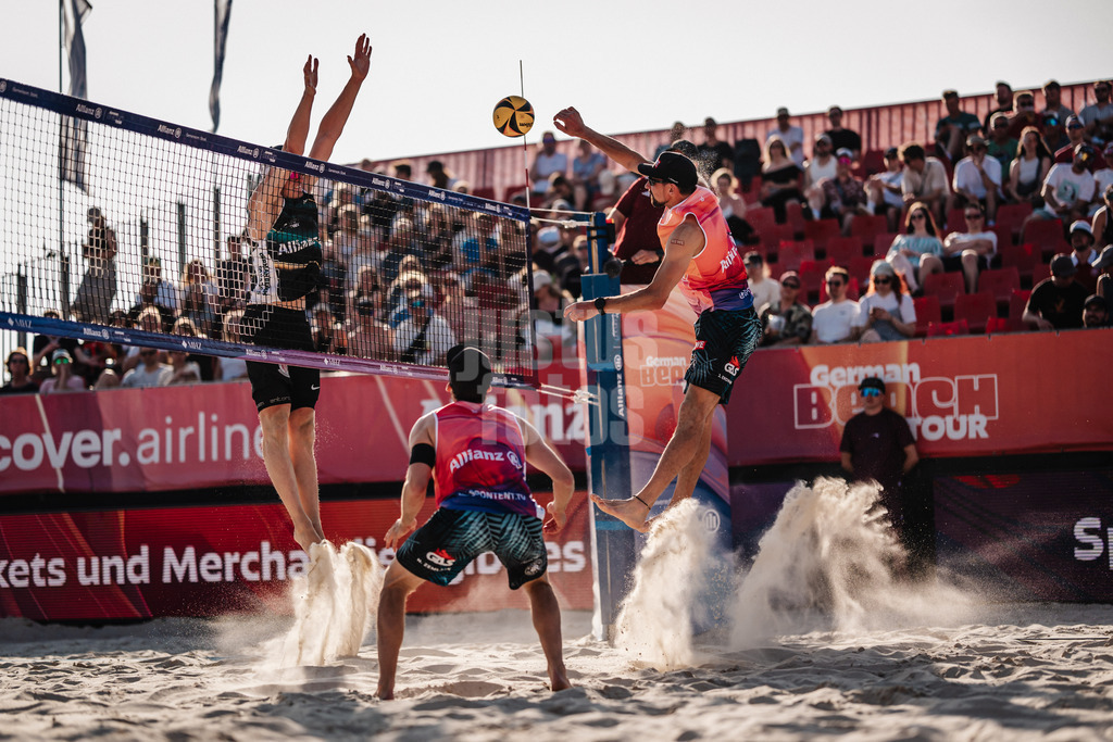 Beachvolleyball | Männer | Allianz German Beach Tour 2025 | Tourstop Bremen | 13.06.2025 | v.l. Robin Sowa gegen Jonathan Erdmann