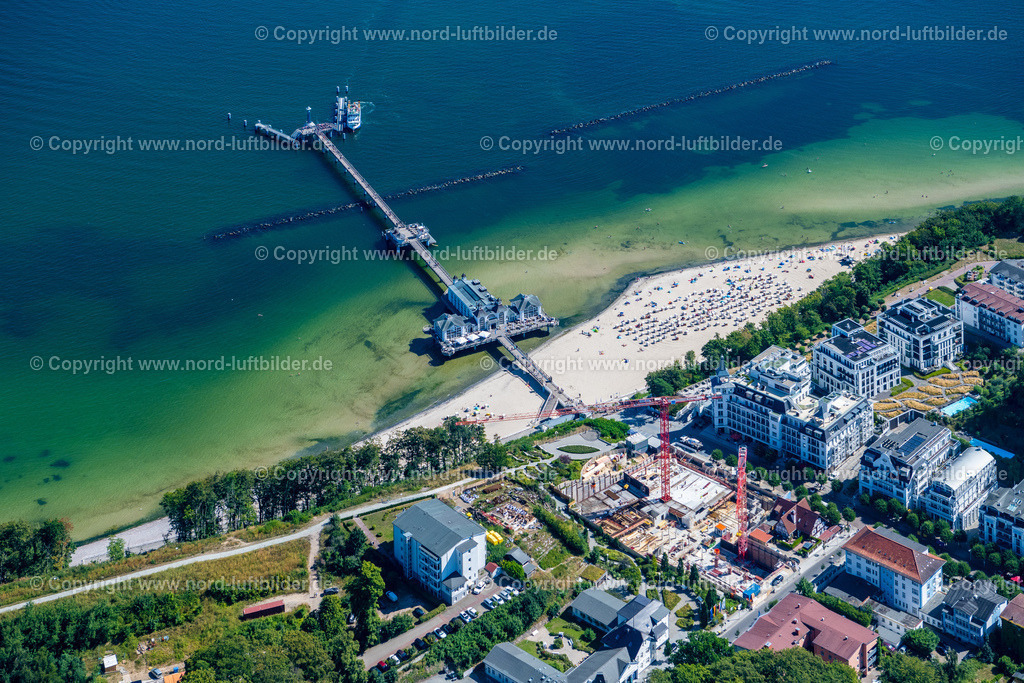 Sellin_Seebrücke_Rügen_ELS_7934100822 | OSTSEEBAD SELLIN 10.08.2022 Laufflächen und Konstruktion der Seebrücke über der Wasseroberfläche die Ostsee in Ostseebad Sellin auf der Insel Rügen im Bundesland Mecklenburg-Vorpommern, Deutschland. Weiterführende Informationen bei: Kurverwaltung Ostseebad Sellin,  Seebrücke Sellin. // Running surfaces and construction of the pier over the water surface . in Ostseebad Sellin on the island of Ruegen in the state Mecklenburg - Western Pomerania, Germany. Further information at: Kurverwaltung Ostseebad Sellin,  Seebruecke Sellin. Foto: Martin Elsen