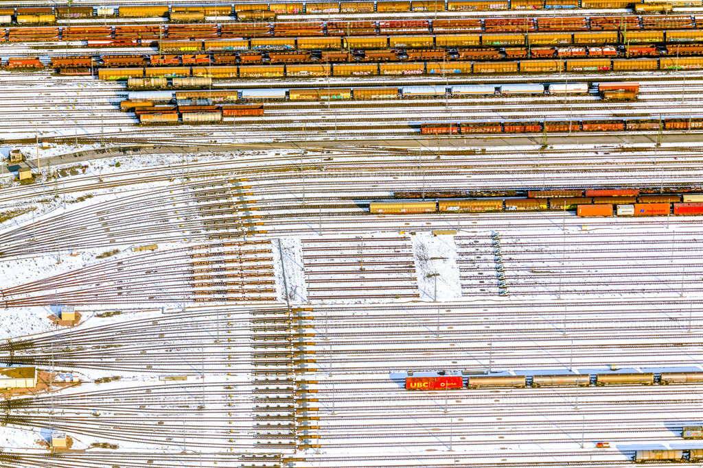 4044831 | bunte Eisenbahnwaggons im verschneiten Rangierbahnhof Maschen, Seevetal