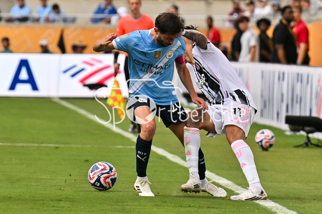 Juventus Turin - Manchester City | im Duell Bernardo SILVA (Manchester City 20) und Nico GONZALEZ (Juventus Turin 11) / Zweikampf / FIFA Club World Cup: Juventus Turin - Manchester City, Camping World Stadium am 26.06.2025 / NOT FOR SALE IN USA