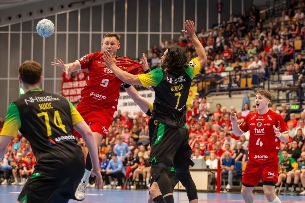 2. HBL (Handball-Bundesliga), 30. Spieltag: Eulen Ludwigshafen gegen VfL Eintracht Hagen***Marc-Robin Eisel (9, Ludwigshafen) wird von der Hagener Abwehr hart rangenommen | 2. HBL (Handball-Bundesliga), 30. Spieltag: Eulen Ludwigshafen gegen VfL Eintracht Hagen***Marc-Robin Eisel (9, Ludwigshafen) wird von der Hagener Abwehr hart rangenommen - Realisiert mit Pictrs.com