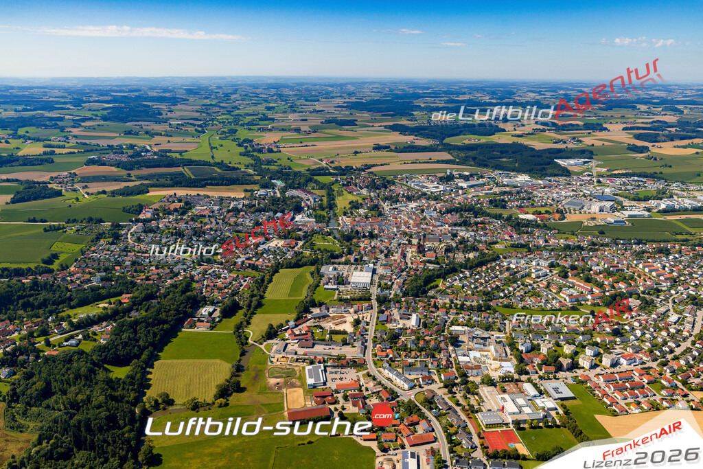 Luftaufnahme von Vilsbiburg - Die Luftaufnahme wurde 2025 vom UL-Flugzeug heraus erstellt ( keine Drohne ) - Hochauflösende Luftaufnahme - für professionelle Ausdrucke geeignet. Die Geschenkidee !Mit Lizenz und Bildrechte bestellbar
