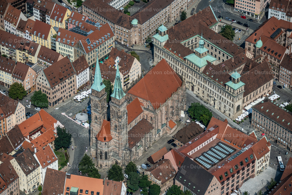 4047367 | NüRNBERG 21.08.2021 Kirchengebäude der St. Sebald - Sebalduskirche an der Winklerstraße im Altstadt- Zentrum der Innenstadt im Ortsteil Altstadt - Sankt Sebald in Nürnberg im Bundesland Bayern, Deutschland. Weiterführende Informationen bei: Evang.-Luth. Kirchengemeinde St. Sebald. // Church building in of St. Sebald - Sebalduskirche on Winklerstrasse in the Old Town- center of downtown in the district Altstadt - Sankt Sebald in Nuremberg in the state Bavaria, Germany. Further information at: Evang.-Luth. Kirchengemeinde St. Sebald. Foto: Gerhard Launer