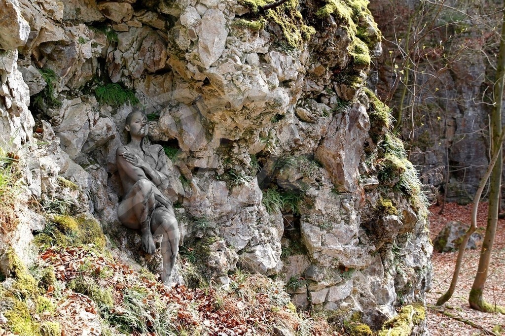 NatureArt-FELSWAND_8268b | Da hinten geht es runter | #002 | Modell: Mandy | Foto: Tschiponnique Skupin - Realisiert mit Pictrs.com