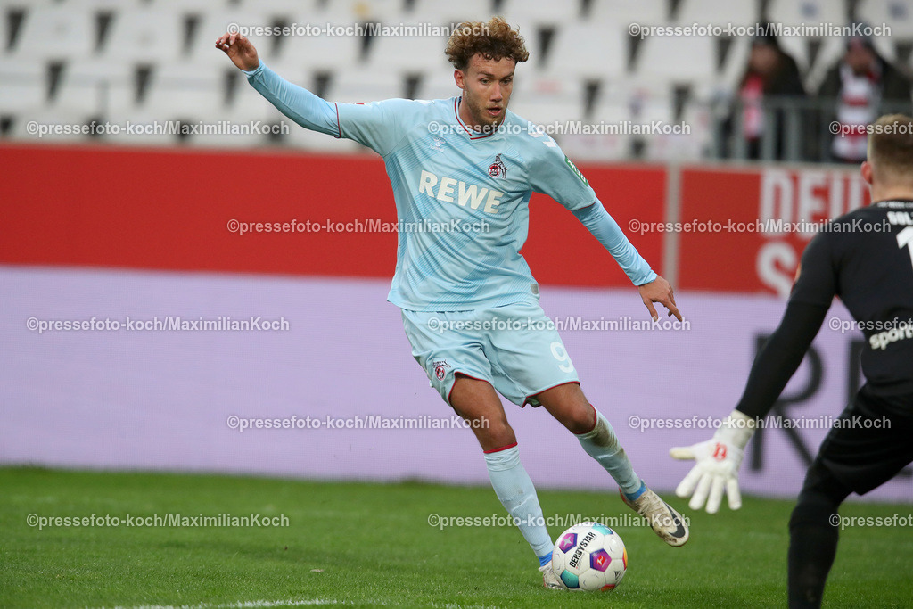 RWE06012401034 | 06.01.2024, Essen, Fußball, Herren, Stadion an der Hafenstraße, Testspiel, Rot-Weiss Essen – 1. FC Köln:  Luca Waldschmidt (1.FC Köln) trifft das Tor von Torhüter Jakob Golz (Rot-Weiss Essen) zum 2:3. 
DFB regulations prohibit any use of photographs as image sequences and or quasi-video.